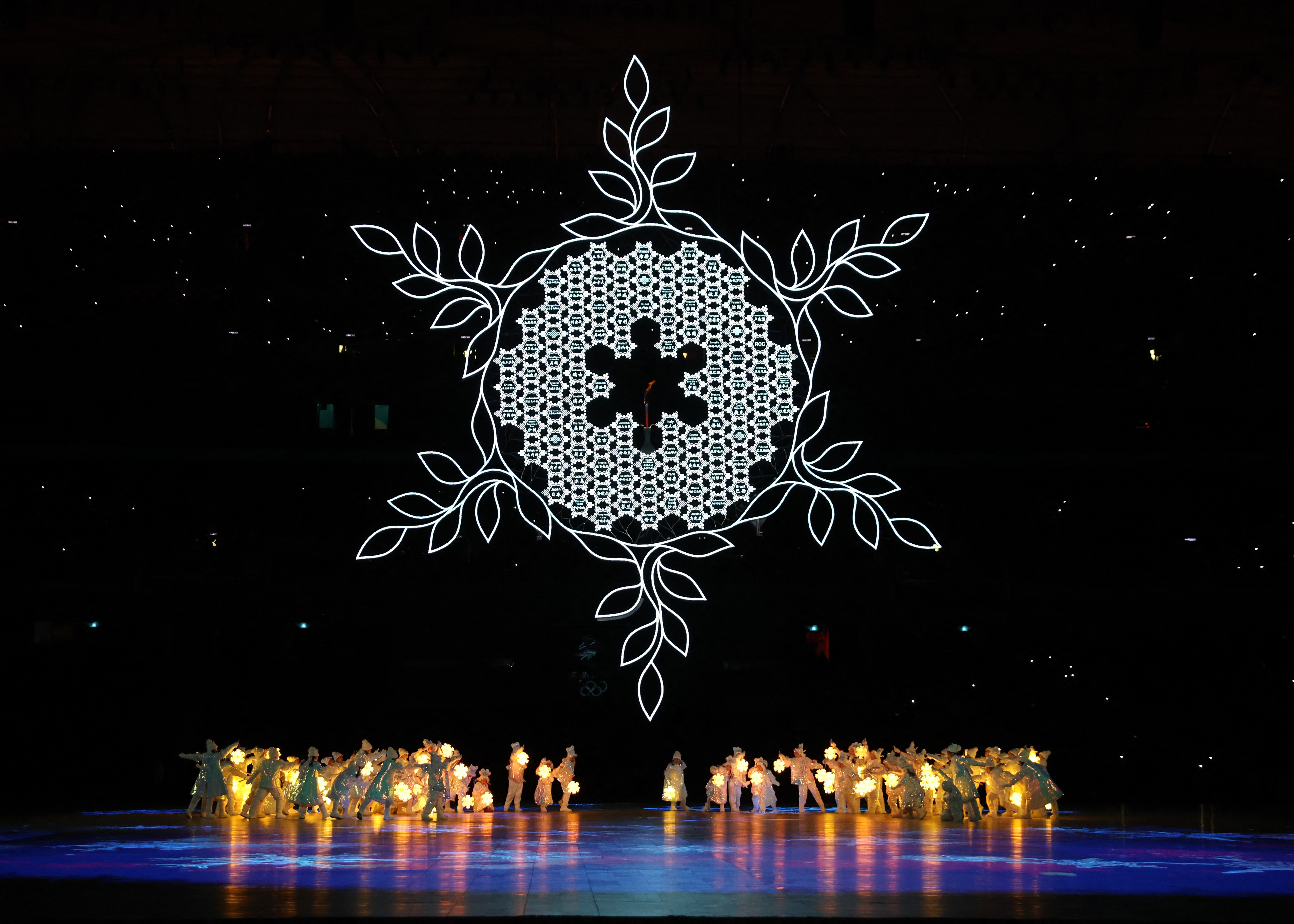 冬奥会闭幕式_北京2022年冬奥会闭幕式_中国代表团旗手高亭宇徐梦桃